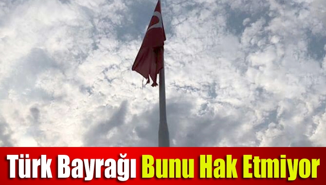 Kandıra Babatepe Akçakocabey Anıtı’nın yanında bulunan yırtılmış vaziyetteki Türk Bayrağı