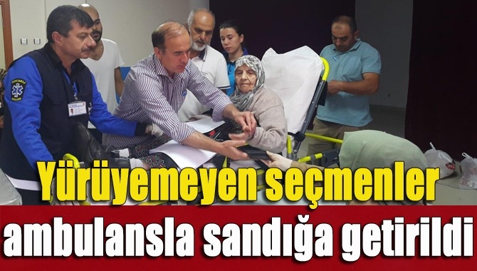Kandıra'da iki yaşlı seçmen, ambulansla geldikleri okulda sedye ile taşınarak