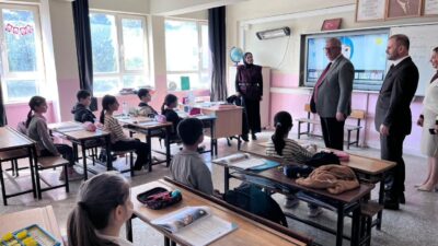 Kaymakam Yaran’dan Köy Okullarına Anlamlı Ziyaret Kandıra Kaymakamı Ömer Lütfi Yaran, İlçe Milli Eğitim Müdürü Faruk