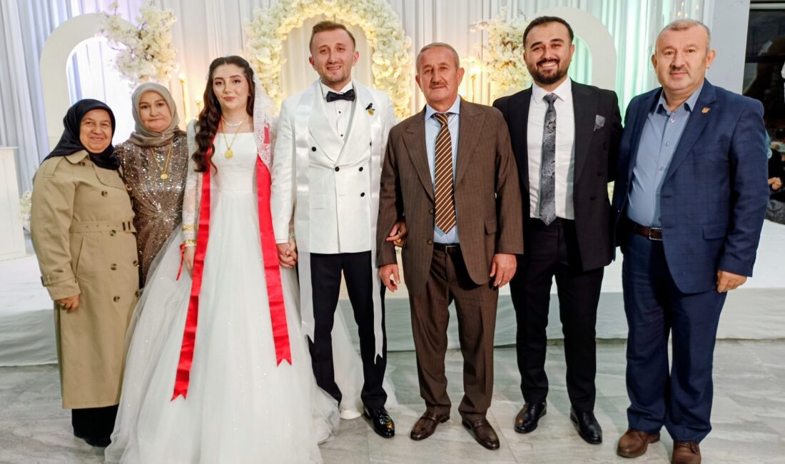 Metin Akyol’un Oğlu Samet, Sare Akkaya ile Evlendi Kandıra sanayi esnaflarından Metin Akyol’un oğlu Samet Akyol, Sare Akkaya