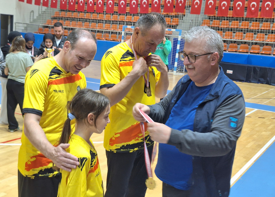 Kandıra’da Cumhuriyet Kupası’nın Şampiyonu Yine Güzel Harita Cumhuriyetin 102. yılı etkinlikleri kapsamında Kandıra’da düzenlenen Cumhuriyet Kupası Voleybol