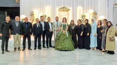 Muzaç ile Pınar Aileleri Artık Hısım Oldu! Kandıra’da Görkemli Nişan Töreni Kandıra’da İSU personeli Salih ve Handan’ın kızları Hande ile emekli