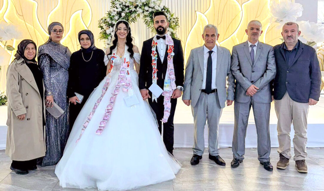 Kandıralı Esnaflar Oktay ve Mehmet Dünür Oldu Kandıralı esnaflar Oktay ve Nuran Tutar’ın kızı Rümeysa ile Mehmet