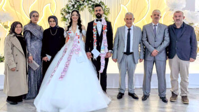 Kandıralı Esnaflar Oktay ve Mehmet Dünür Oldu Kandıralı esnaflar Oktay ve Nuran Tutar’ın kızı Rümeysa ile Mehmet