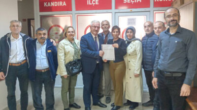 İYİ Parti Kandıra İlçe Başkanı Yusuf Battal, mazbatasını alarak görevine