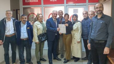 İYİ Parti Kandıra İlçe Başkanı Yusuf Battal, mazbatasını alarak görevine