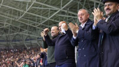 Başkan Büyükakın’dan Kocaelispor’a Tebrik: “Muhteşem Bir Oyun, Harika Bir Galibiyet!” Kocaelispor’un Alanyaspor’u 2-0 mağlup etmesinin ardından Başkan Tahir Büyükakın, “Muhteşem