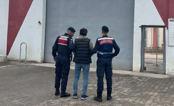 7 Yıl 11 Ay Hapis Cezası Olan Şahıs Kandıra’da Gözaltına Alındı Kandıra’da JASAT ve İlçe Jandarma ekiplerinin ortak operasyonuyla, 7 yıl