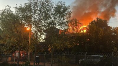 Kandıra’da Sabah Saatlerinde Korkutan Villa Yangını Kandıra’nın Kefken Kovanazı mevkiinde, yazlıkçılara ait 3 katlı villada sabah