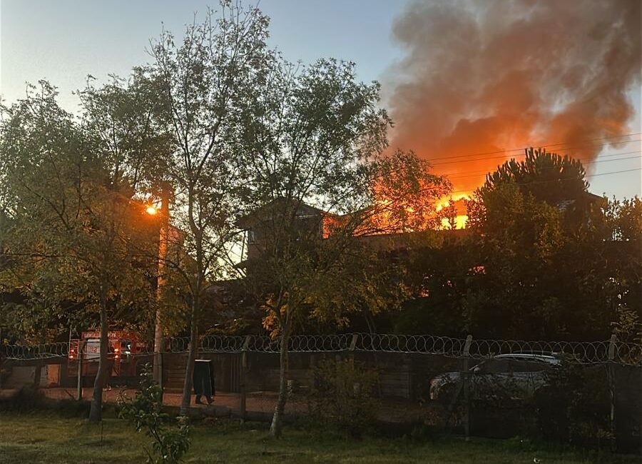 Kandıra’da Sabah Saatlerinde Korkutan Villa Yangını Kandıra’nın Kefken Kovanazı mevkiinde, yazlıkçılara ait 3 katlı villada sabah