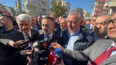 Kocaeli Valisi İlhami Aktaş, Gebze’de çöken binanın enkazından bir vatandaşın