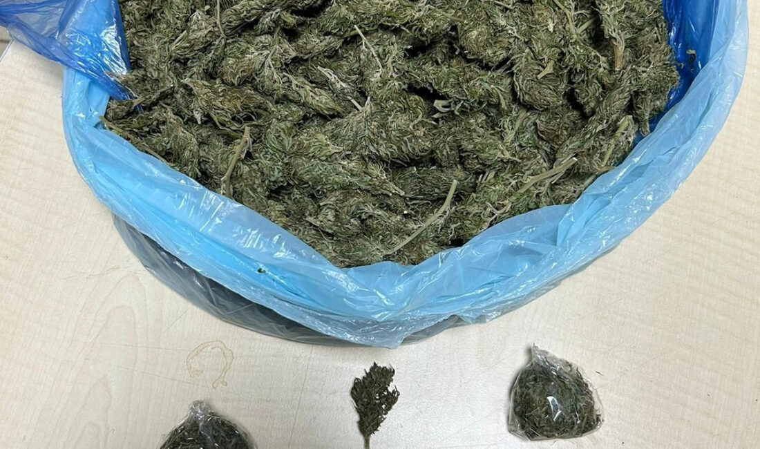 Kandıra’da polis ekipleri, şüpheli bir araçta yaptığı aramada toplam 340