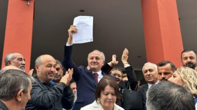 CHP Kocaeli İl Kongresi’ni kazanan Erdem Arcan, mazbatasını Kocaeli Adliyesi’nde