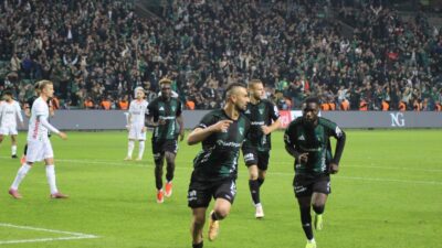 Kocaelispor Evinde Şov Yaptı: Alanyaspor’u 2-0’la Geçti Süper Lig’in 10. haftasında Kocaelispor, sahasında Alanyaspor’u konuk etti. Taraftarının