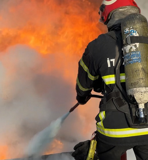 Kandıra Kocakaymas mevkiinde seyir halindeyken motor kısmından duman çıkan otomobil,