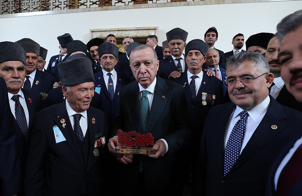 Kocaeli’den Ankara’ya giden kahraman gazilerimiz, TBMM’de milletvekilleri Veysel Tipioğlu ve