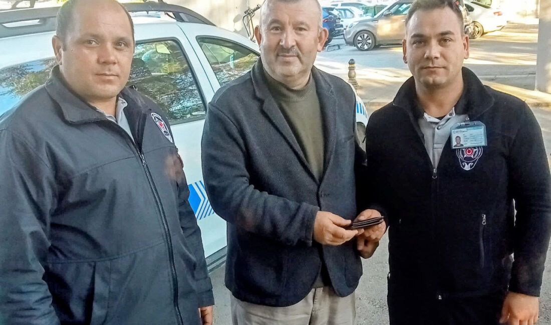 Ünal Cankurt, babasını Seka Park’ta gezdirirken cüzdanını düşürdü. Kartepe’den duyarlı