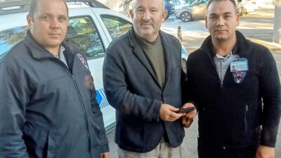 Ünal Cankurt, babasını Seka Park’ta gezdirirken cüzdanını düşürdü. Kartepe’den duyarlı