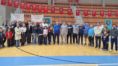 Kandıra’da 24 Kasım Öğretmenler Günü dolayısıyla düzenlenen dart turnuvasında öğretmenler