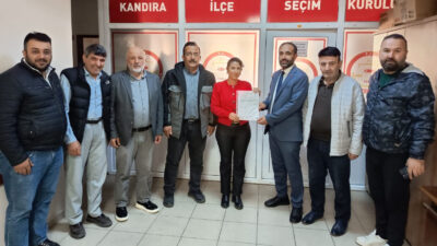 Saadet Partisi Kandıra İlçe Başkanı Ünal Kızılağıl, mazbatasını alarak görevine