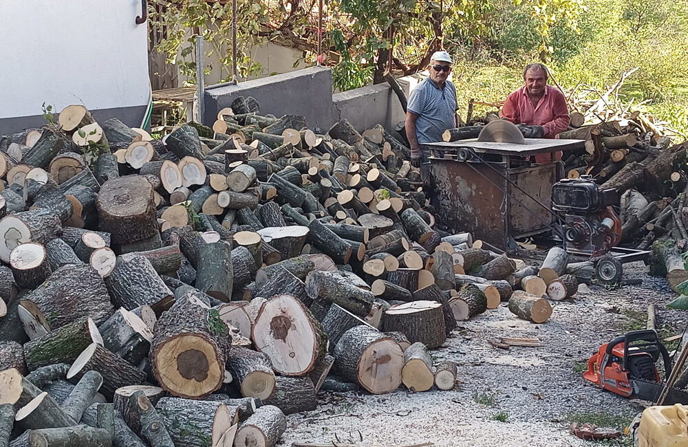 Kandıra köylerinde doğalgaz hattı olmasına rağmen bazı vatandaşlar, hem ekonomik