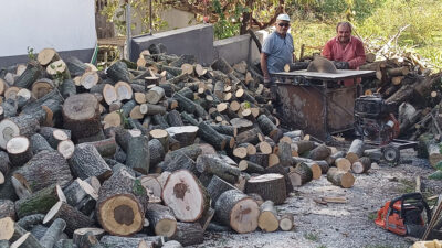 Kandıra köylerinde doğalgaz hattı olmasına rağmen bazı vatandaşlar, hem ekonomik