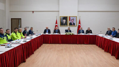 Valilik koordinasyonunda yapılan komisyon toplantısında, tekrarlayan levhalar kaldırılacak, yönlendirme tabelaları