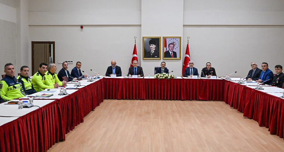 Valilik koordinasyonunda yapılan komisyon toplantısında, tekrarlayan levhalar kaldırılacak, yönlendirme tabelaları