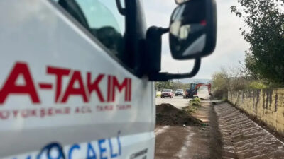 Kocaeli Büyükşehir Belediyesi, Kandıra’da yağmur suyu tahliye kanallarında temizlik çalışması