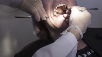 Kandıra’da kendisini diş hekimi olarak tanıtan V.A. isimli şahıs, Kandıra