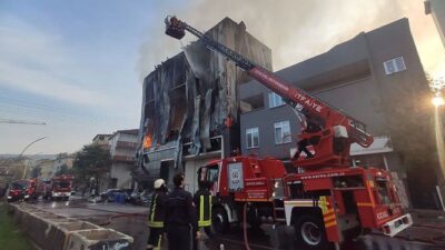 Kocaeli’nin Dilovası ilçesindeki bir kozmetik fabrikasında sabah saatlerinde çıkan yangında