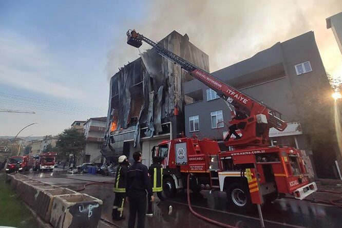 Kocaeli’nin Dilovası ilçesindeki bir kozmetik fabrikasında sabah saatlerinde çıkan yangında
