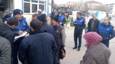 Kandıra’da köylüler, belediyenin yeni kararıyla kaldırımlarda tezgâh açamayınca mağdur oldu.