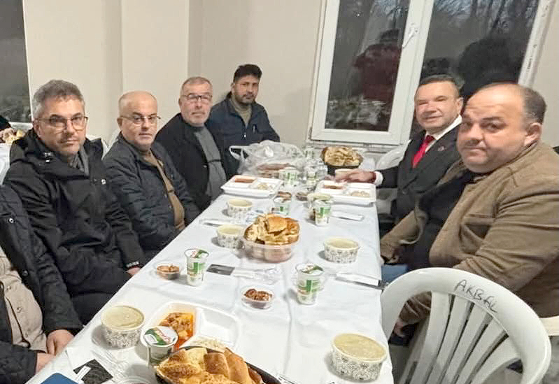 Kandıra Akbal Mahallesi’nde Ersin Candan’ın ev sahipliğinde düzenlenen iftar programında,