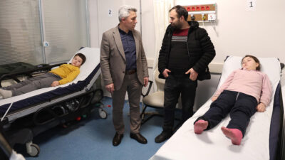 Kandıra Akçaova’da okul servisi Selametli mevkiinde elektrik direğine çarptı. Ayağı