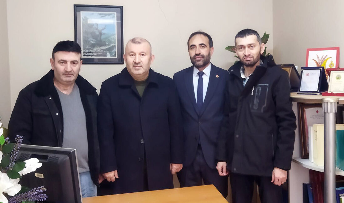 Saadet Partisi Kandıra İlçe Başkanı Ünal Kızılağıl ve ilçe yönetimi,