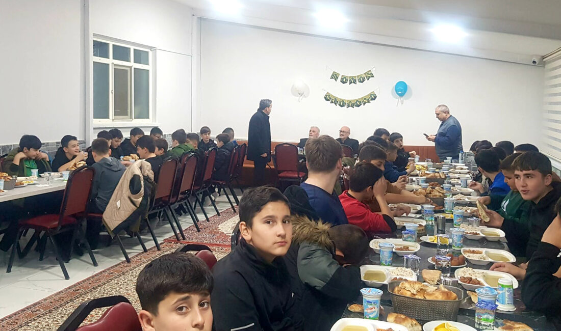 Kandıra İlçe Müftülüğü tarafından Akçakoca Camii önünde gençlere yönelik 15