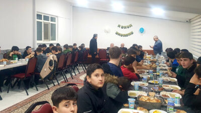 Kandıra İlçe Müftülüğü tarafından Akçakoca Camii önünde gençlere yönelik 15