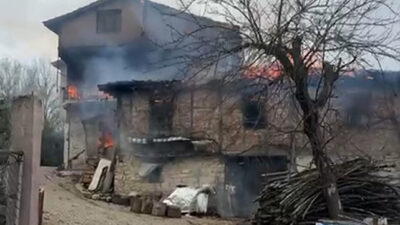 Kandıra Beyce Köyü’nde iki katlı ahşap evde çıkan yangın itfaiyenin