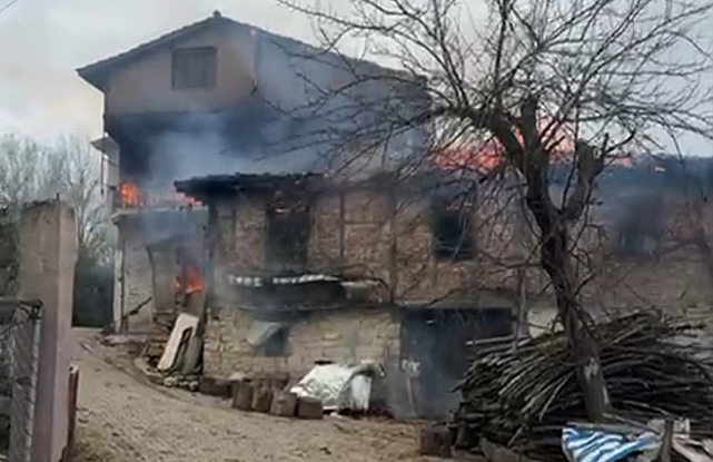 Kandıra Beyce Köyü’nde iki katlı ahşap evde çıkan yangın itfaiyenin