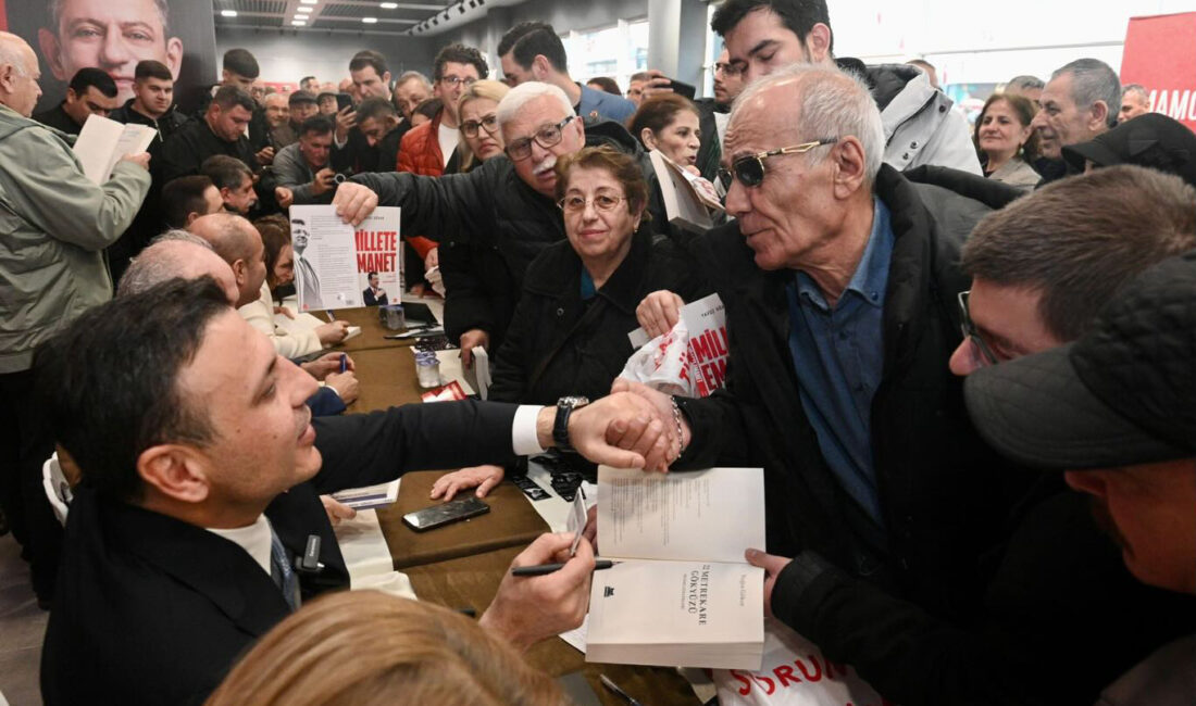İzmit’te CHP tarafından düzenlenen imza buluşmasında, Ekrem İmamoğlu’na destek ve