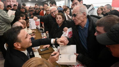 İzmit’te CHP tarafından düzenlenen imza buluşmasında, Ekrem İmamoğlu’na destek ve