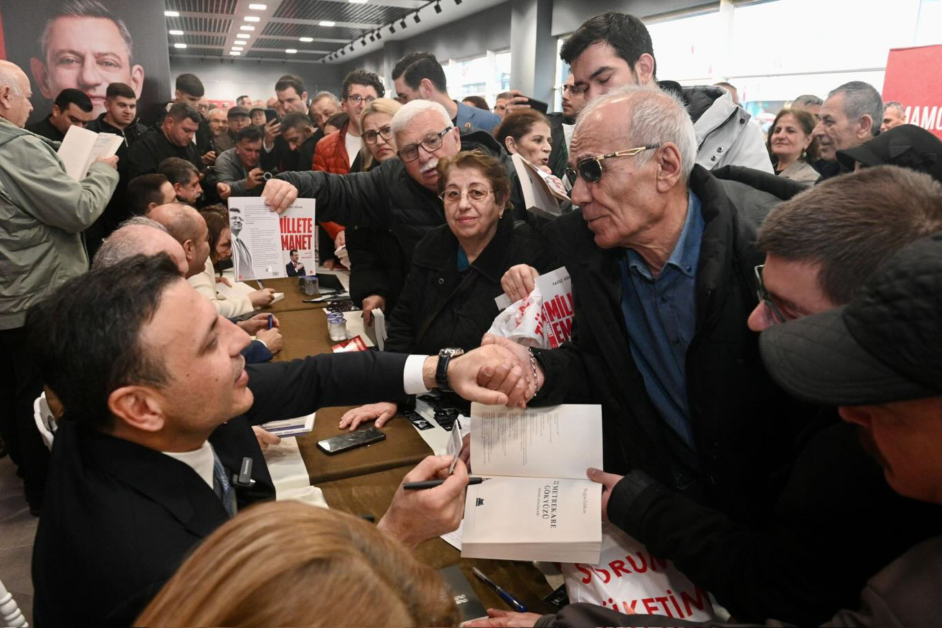 İzmit’te CHP tarafından düzenlenen imza buluşmasında, Ekrem İmamoğlu’na destek ve