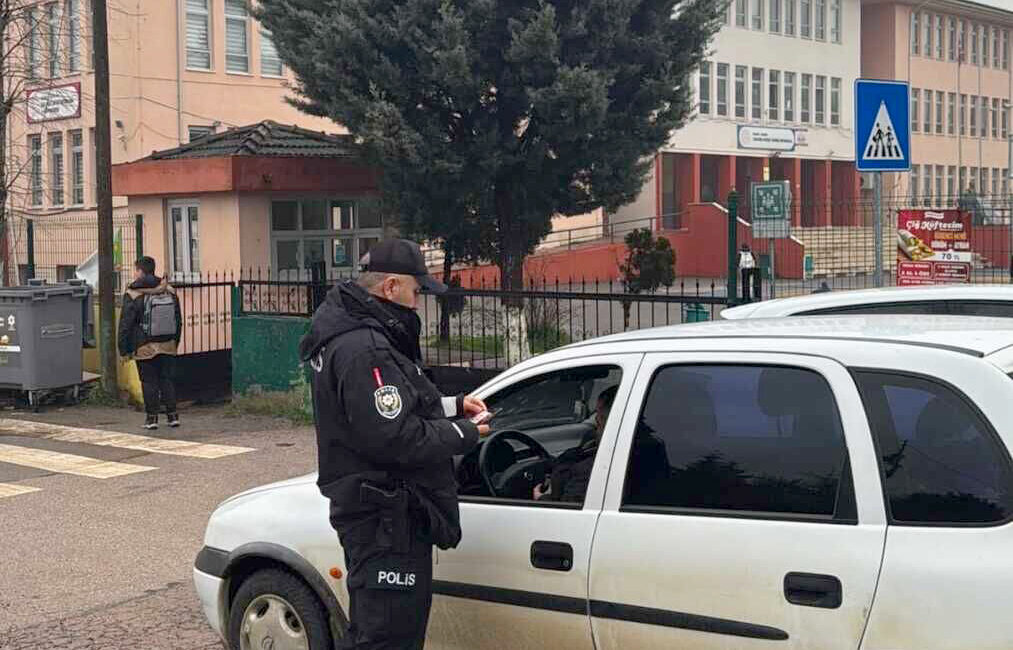 Kocaeli Emniyet Müdürlüğü ekipleri, Kandıra’daki 16 okul ve çevresinde denetim