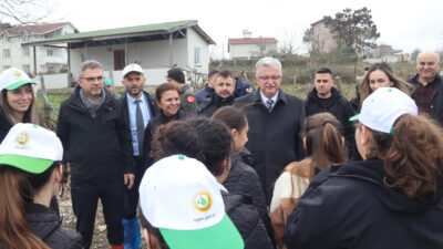 Kandıra Çamkonak Mahallesi’nde düzenlenen fidan dikim etkinliğine Kaymakam Ömer Lütfi