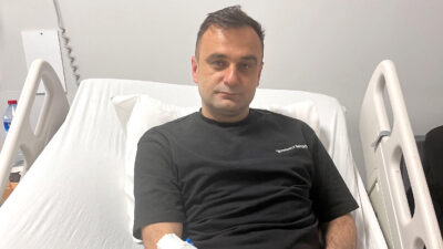 Kandıra Döngelli Mahalle Muhtarı Barış Yaşar, parmaklarındaki hareket kısıtlılığı şikayetiyle