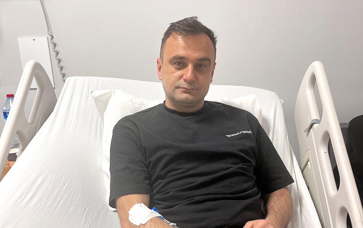 Kandıra Döngelli Mahalle Muhtarı Barış Yaşar, parmaklarındaki hareket kısıtlılığı şikayetiyle