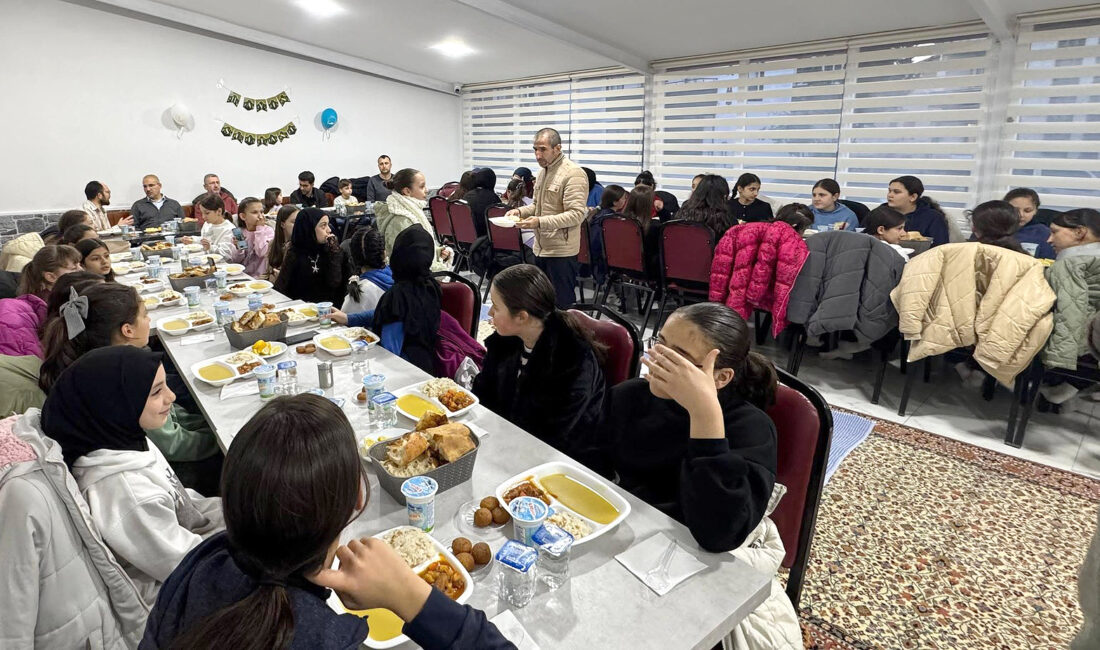 Kandıra İlçe Müftülüğü’nün düzenlediği iftar programlarında Kandıra Kız İmam Hatip