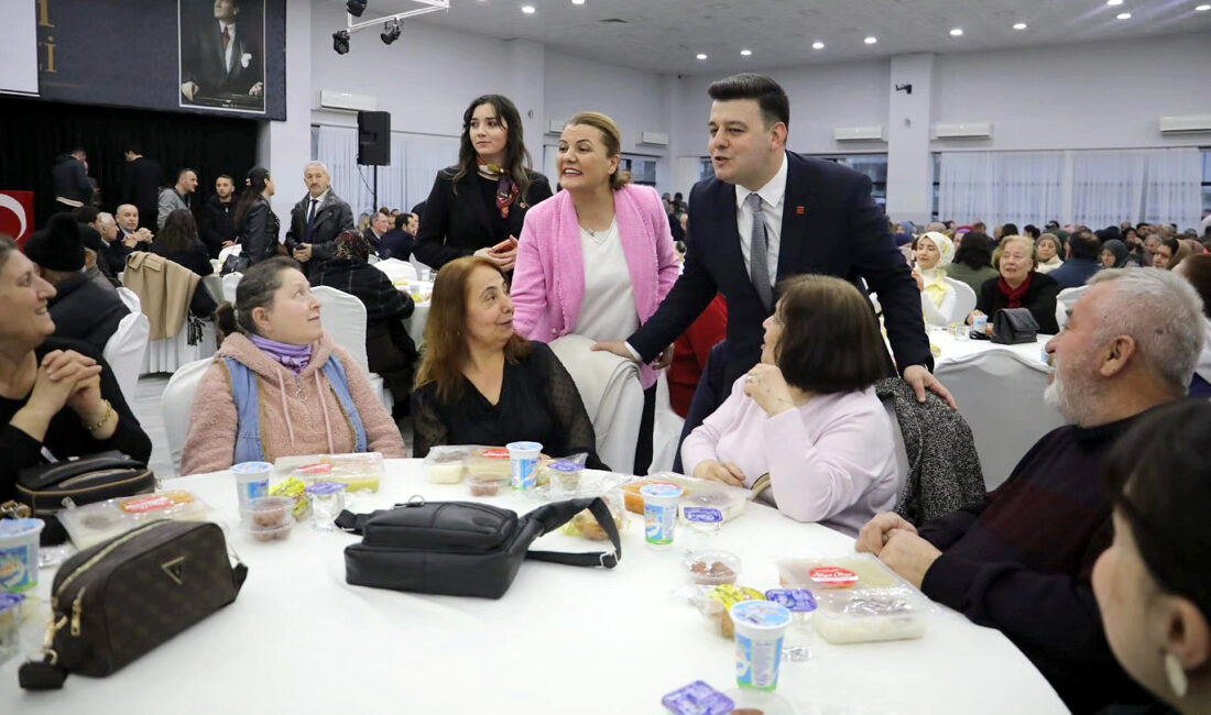 Kandıra’da CHP İlçe Örgütü’nün düzenlediği iftar programında binlerce kişi aynı