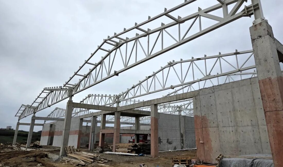 Kocaeli Büyükşehir Belediyesi’nin Kandıra’da yapımını sürdürdüğü Fındık Depolama Tesisi’nde çelik